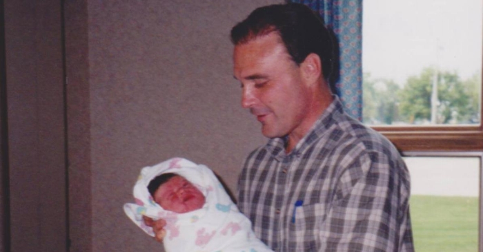 Den lykkelige mannen holder datteren sin i armene. 23 år senere, gifter hun seg på sykehuset!
