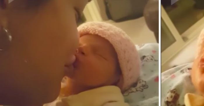 Mammaen kysser sin nyfødte baby. Babyens reaksjon får alle til å bryte ut i latter!