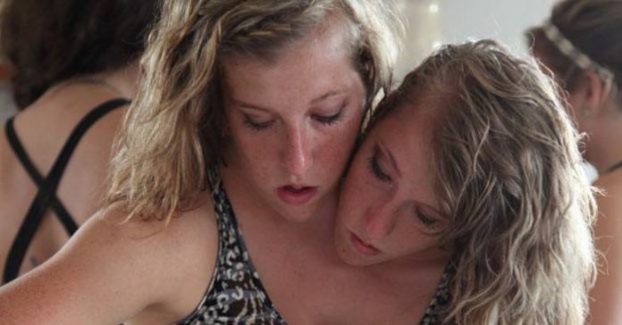 Abby og Brittany