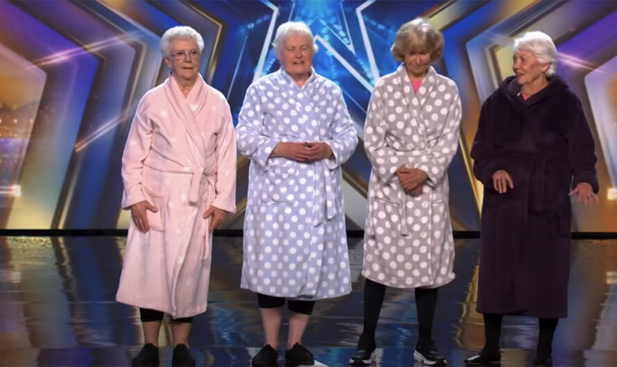 De fire eldre kvinnene går opp på scenen. Da beviste de at talent ikke er avhengig av alder!