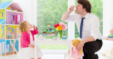 Den lille datteren serverte ham te. Men når mammaen kom hjem? Jeg ler så jeg hyler!