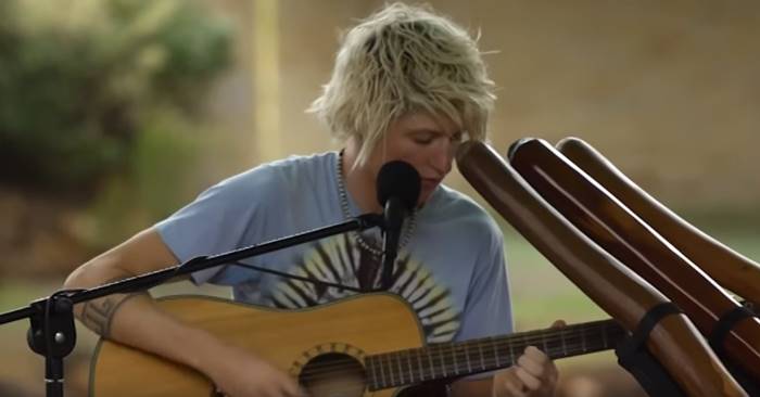Gutten setter seg ned med en vanlig gitar. Men etter 30 sekunder? Wow!