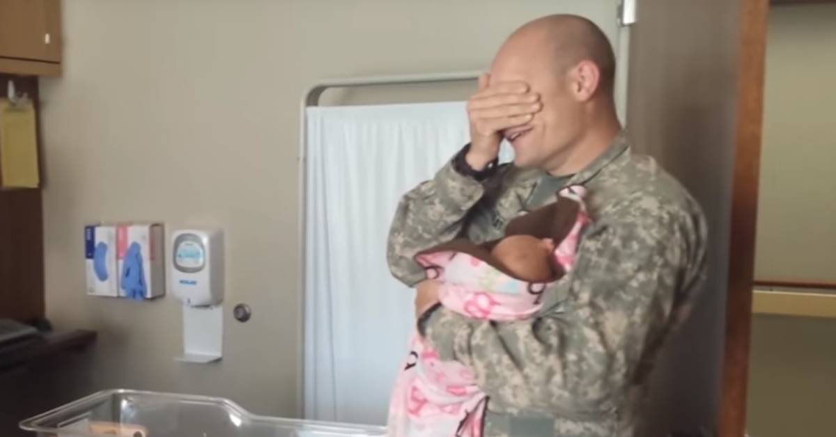Soldaten har reist i 22 timer for å treffe sin nyfødte baby. Se når han åpner øynene.