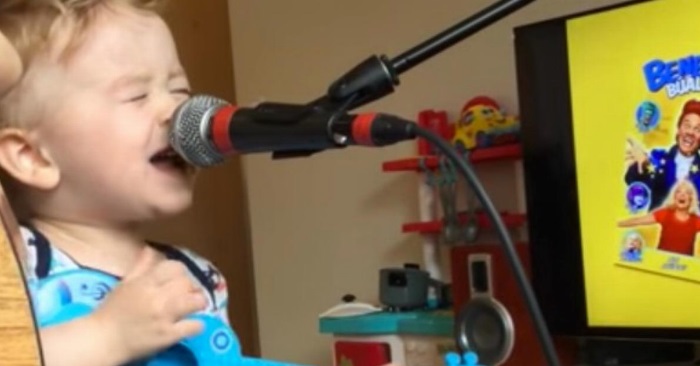 2-åringen rekker knapt opp til mikrofonen. Men ingen utfordring er for stor for en lovende musiker!