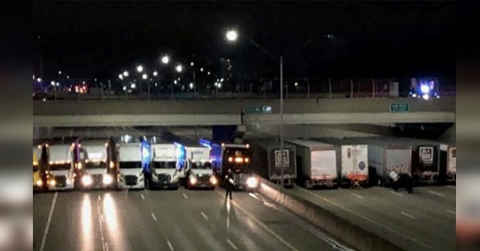 Ingen skjønner hvorfor motorveien blokkeres av lastebiler. Men når årsaken avsløres kommer tårene!