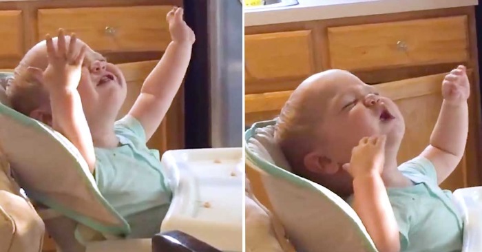 Pappaen står på kjøkkenet og synger for full hals. Men da gjør babyen plutselig DETTE!