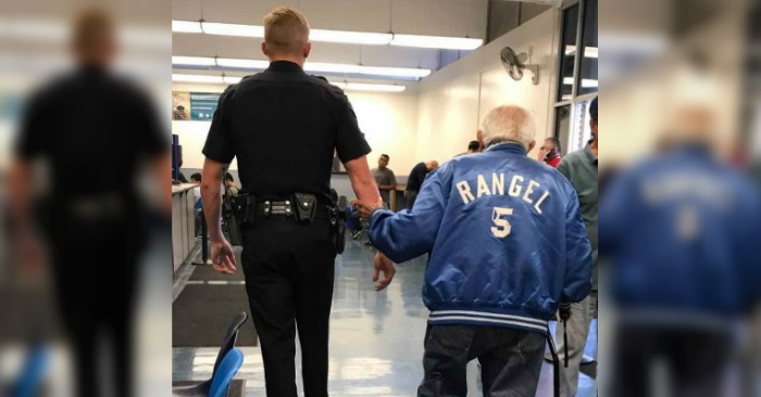 Personalet kaster den 92 år gamle mannen ut av banken. Da gjør politiet noe INGEN forventet!